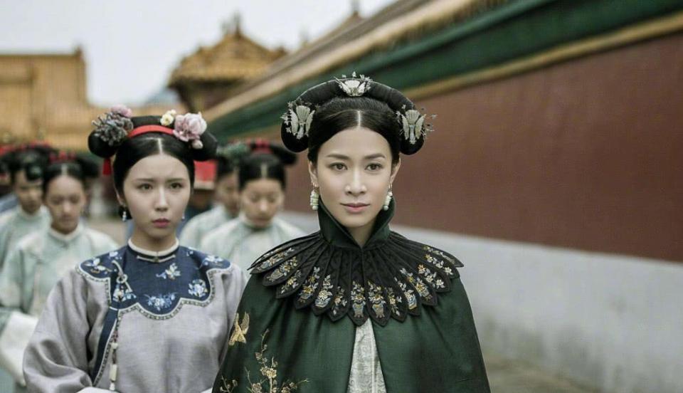 康熙五十三年生，管领刘满的女儿，内务府包衣出身——说白了，就是皇家的家奴。这种身