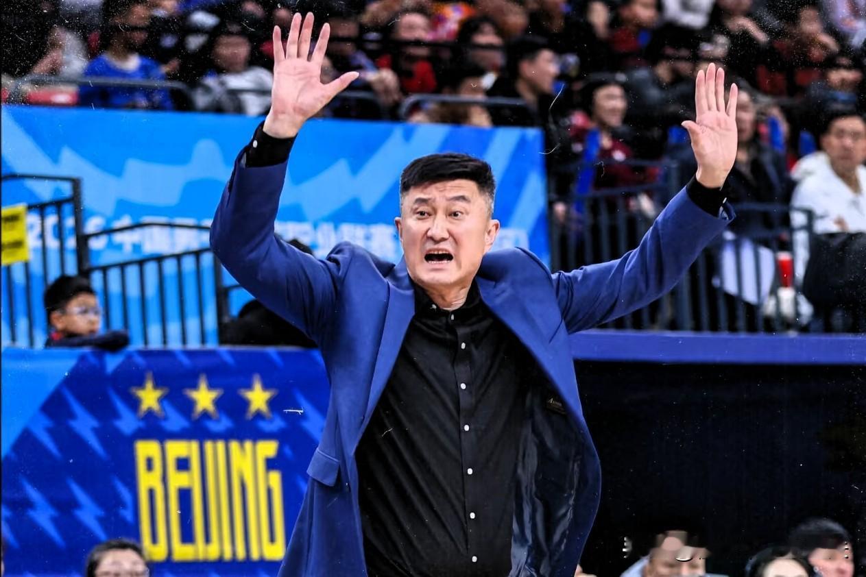 恕我愚见！杜锋打浙江可以战略性放弃，一举三得，留得青山在。第一：主动示弱隐藏