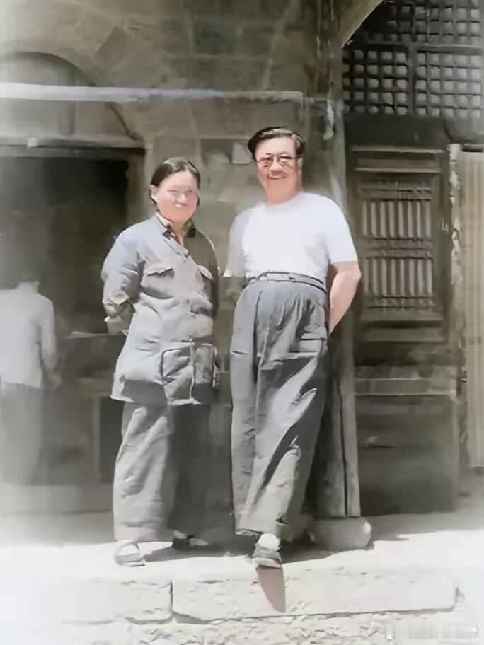 抗战时期，李克农同志与夫人赵瑛在延安窑洞前的合影。​​中共特工之王！龙潭三杰，久