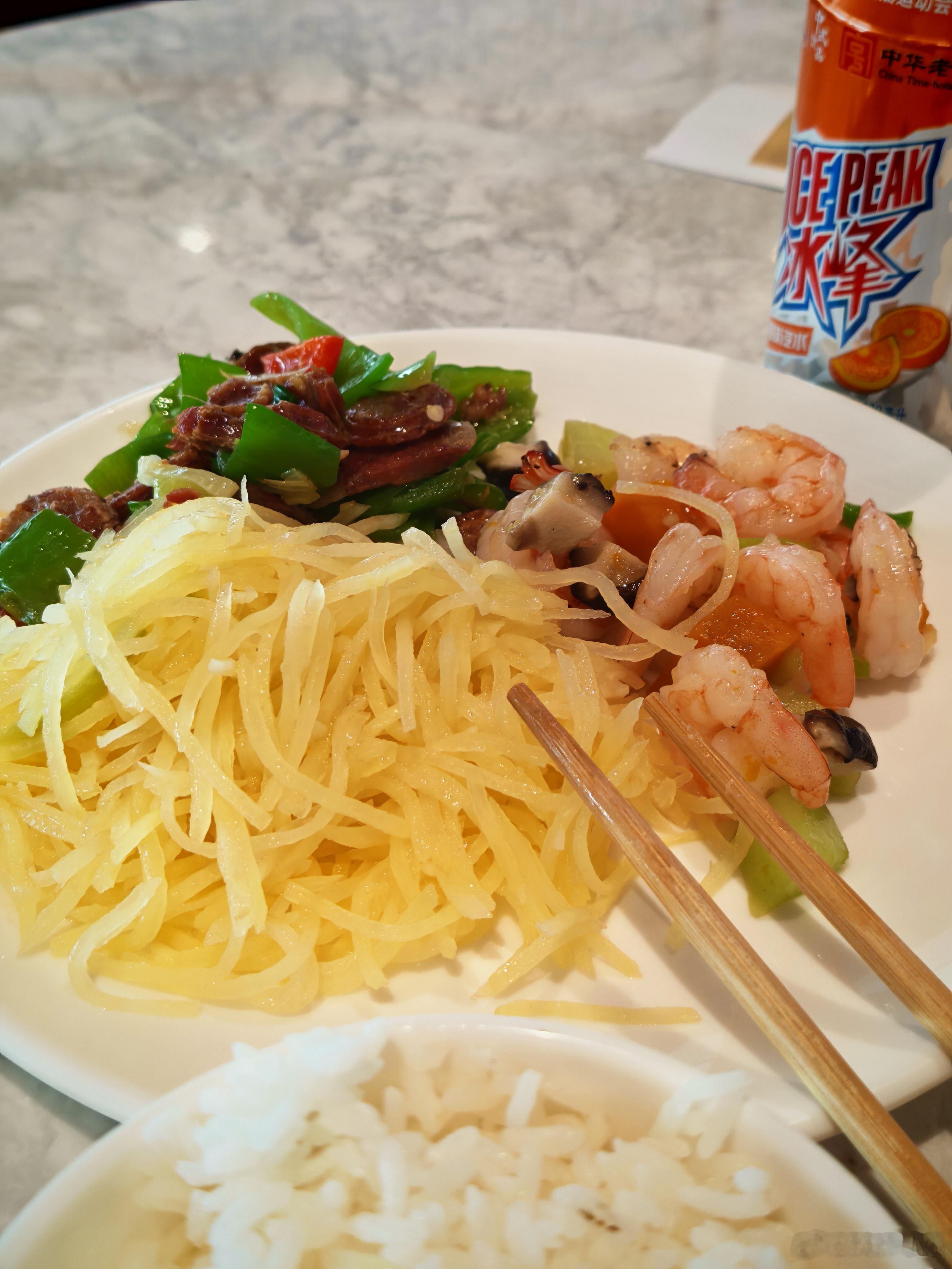 西安T5航站楼东航的餐食越来越好了油泼面菠菜面饺子今天还有腊肉吃[点赞]