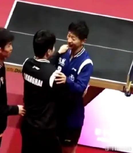 这偏爱真是藏都藏不住了！刚和马龙拥抱完，北京队的教练就一个箭步上前，一把将樊振东