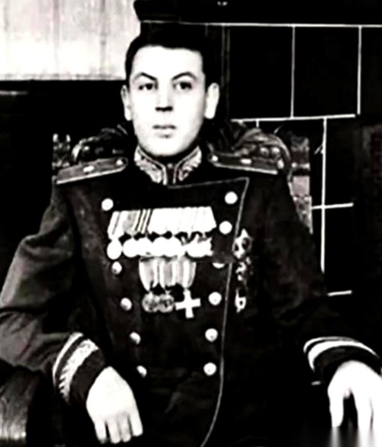 爹死了才21天，他，一个空军中将，就被扒了那身将官服。紧接着，就因为在饭馆喝多