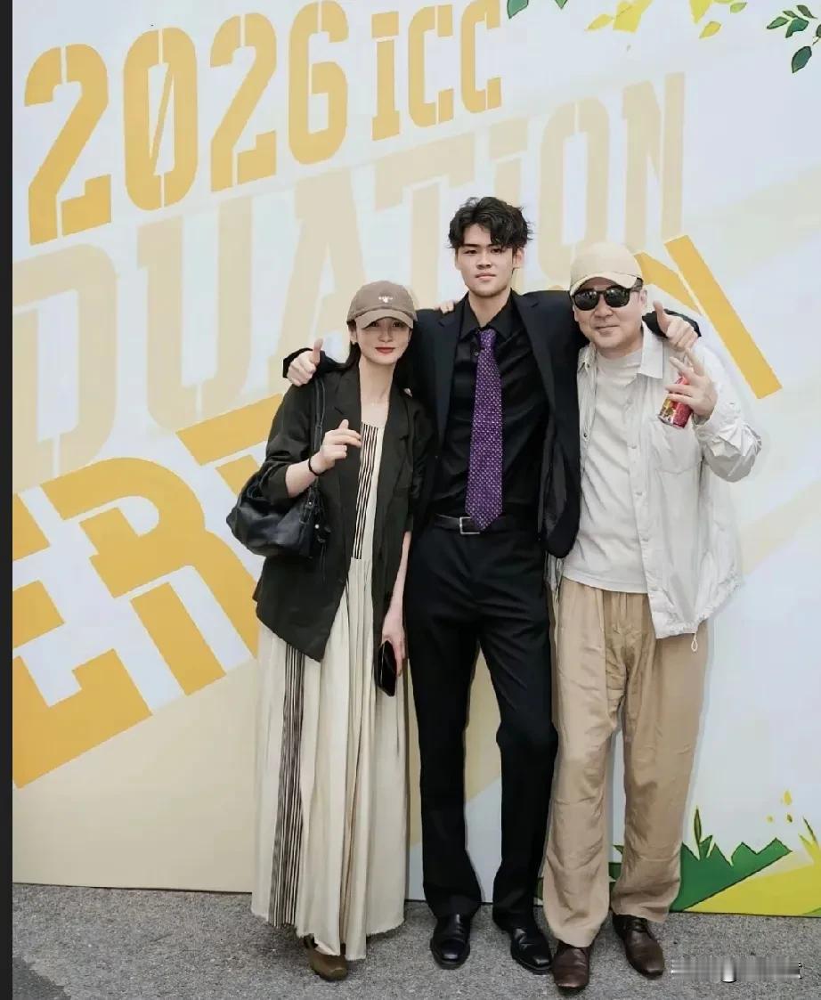 陈建斌真是妥妥的人生赢家！56岁的他，家庭美满，大儿子陈虎虎19岁，身高1米85