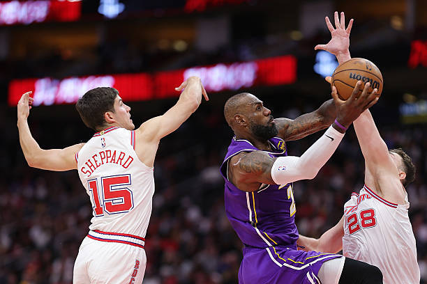 乌度卡表示，火箭全队赛后在更衣室里观看了马刺掘金的比赛收尾阶段。他补充道，教练组