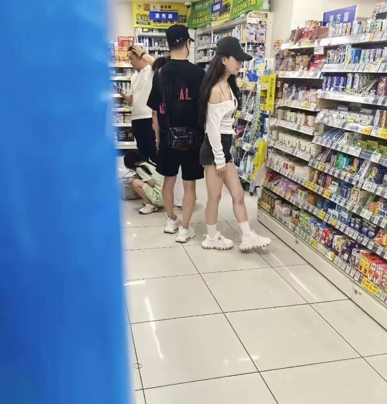 汪峰和女友在日本买药被偶遇！看到买的是什么药后真的是一惊当天森林北穿的十分性