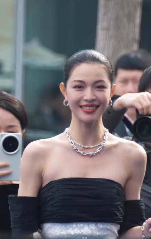 今天钟楚曦在出席时尚活动的时候搭配的好靓丽，看起来特别的迷人，气质超好。钟楚