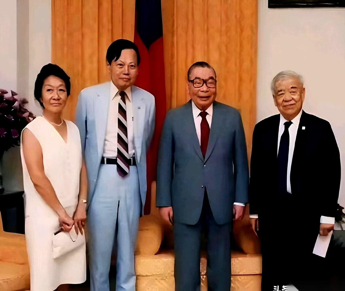 每次看到杨振宁这张合影，都觉得空气是凝固的。你看他和他夫人杜致礼的表情，严肃，