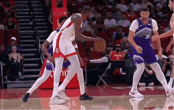 火箭当家球星杜兰特真是太无解了！NBA季前赛，火箭对阵爵士的比赛第一节，阿杜顶着