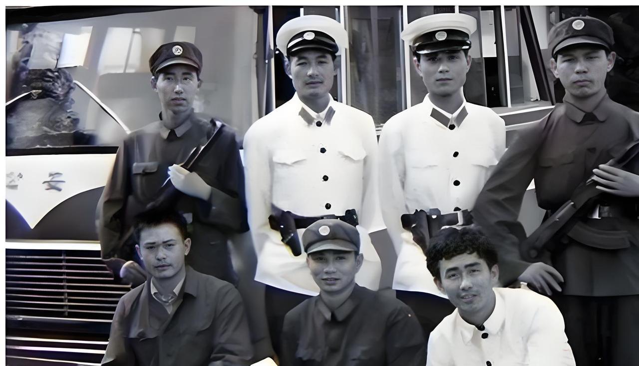 1979年，2名悍匪对抗数千名警并枪杀8人，制造了建国以来最大警匪枪击案，最后还