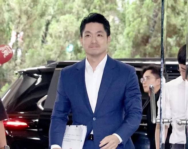 2026年台北市长选举，民进党将派谁参战，引发各界关注。资深媒体人黄暐瀚认为，壮