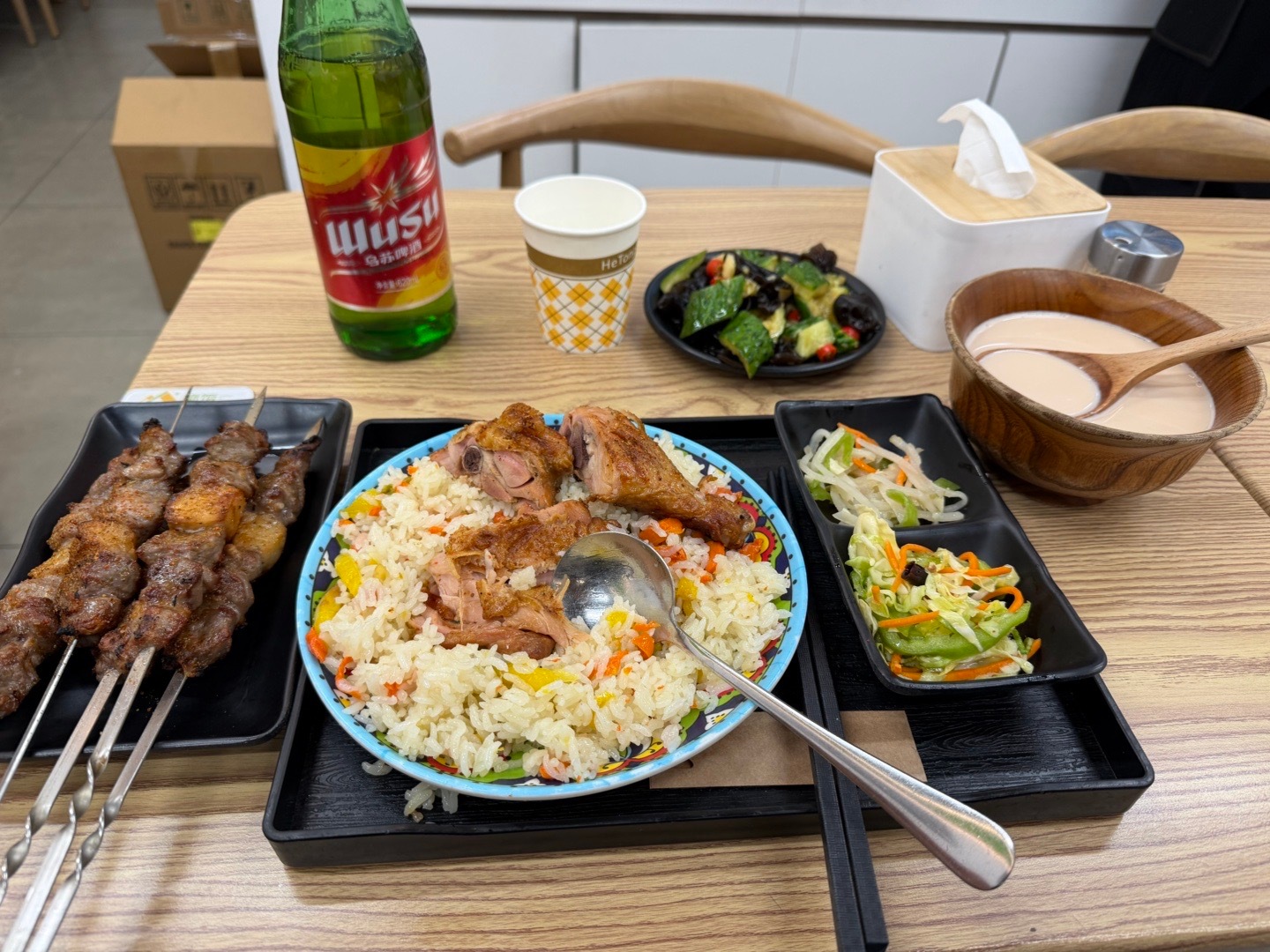 前脚才跟群友讨论这些手抓饭在北京卖多少钱、隐隐吐槽物价，后来发现完全不够吃还得加