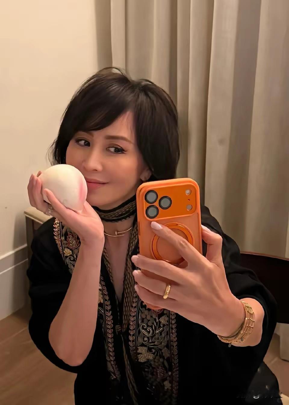 果然人越是富有就越不会追求所谓的仪式感刘嘉玲60大寿简单的不能再简单了老