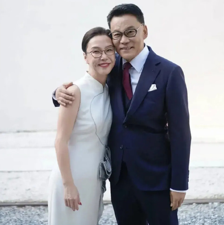李国庆二婚，老婆和他真是共用一张脸啊，老婆只小1岁，李国庆还是比范曾、张纪中精啊