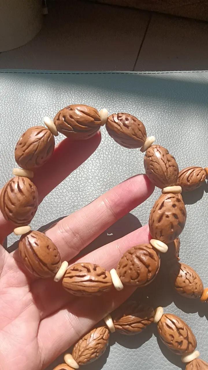 文玩爱好者日常文玩不分贵贱自己喜欢就好桃核手串盘出来如此漂亮
