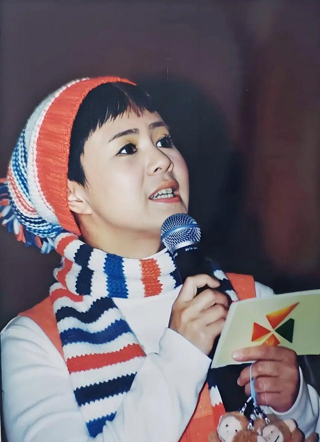 女儿婚礼上，59岁的刘纯燕当着满堂亲友，笑着说出自己的遗憾：结婚这么多年，丈夫王