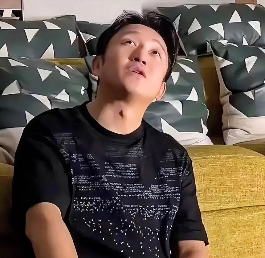 邹母早就看透：儿子结婚后，整个人都成了老婆和丈母娘的了。当年鲁豫采访，邹母含