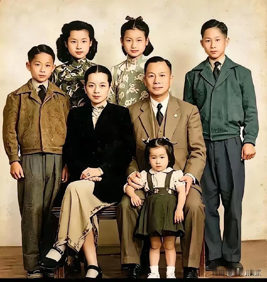 刘纪文的全家福照片。妻子娴静，二儿三女，尽享天伦之乐。刘纪文曾经是宋美龄的初恋情