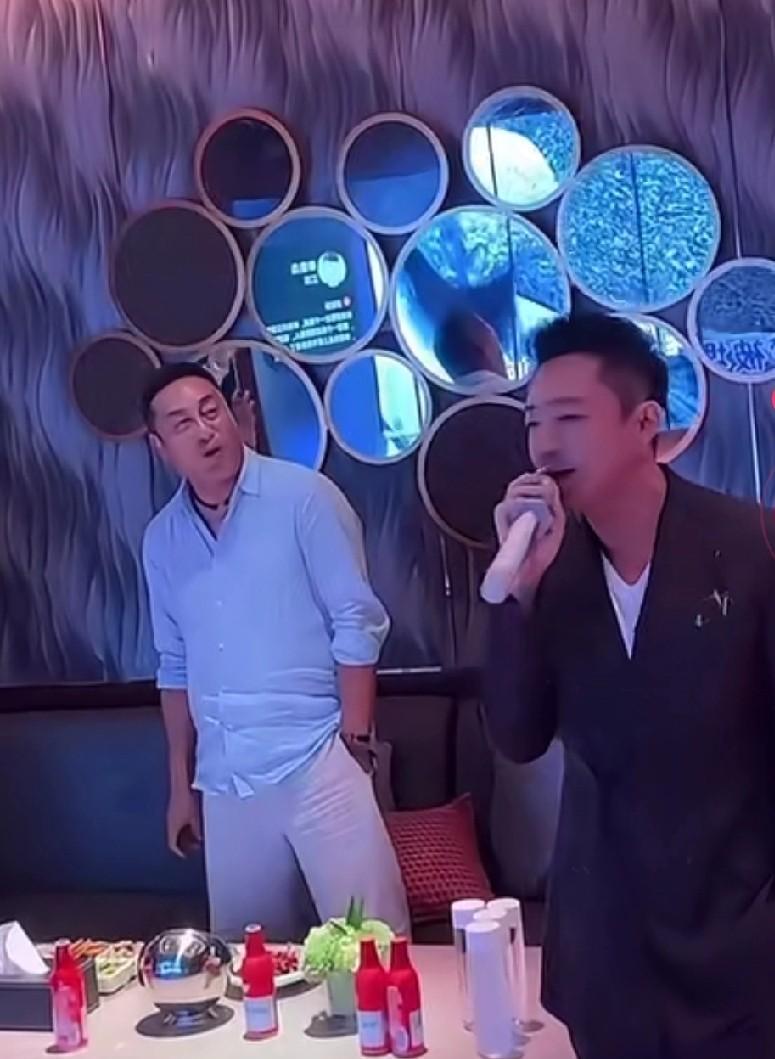 汪小菲与好友一起去K歌，本以为只会唱《冰雨》的冰雨哥原来还会唱很多歌不说还是一个