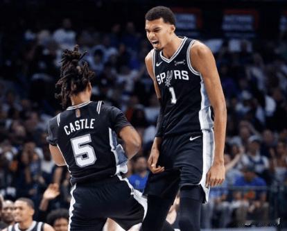 马刺森林狼2比2了，文班半场被驱逐，NBA真的不演了，为了2比2不遗余力啊，强行
