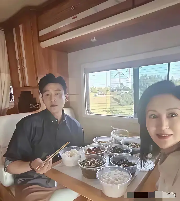 陆毅真有钱，从背景来看应该坐在房车里面，内饰又这么豪华