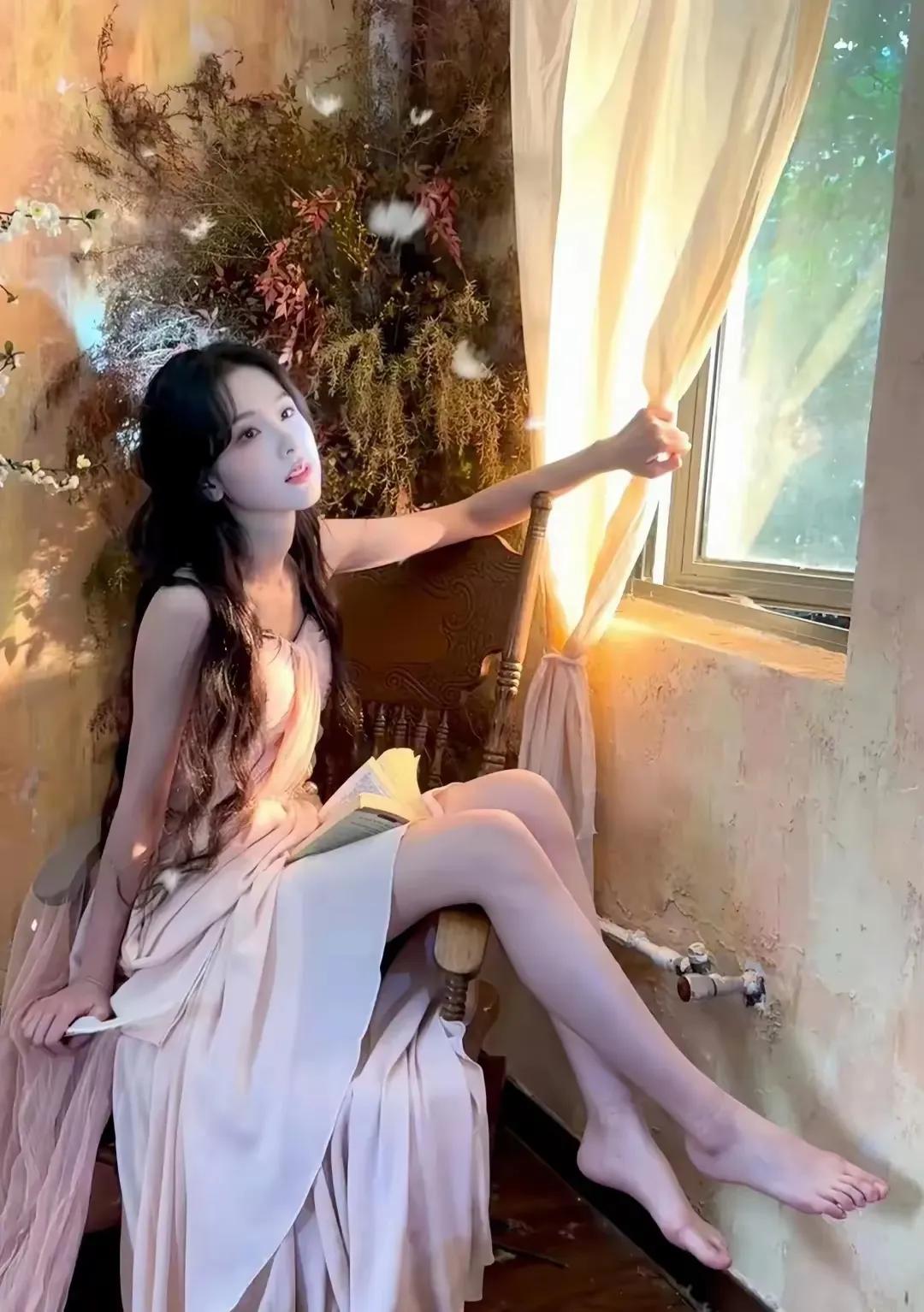 陈都灵的脚简直绝了，像是被天使吻过一样，美得太犯规啦！她的脚趾纤细又匀称，就像精