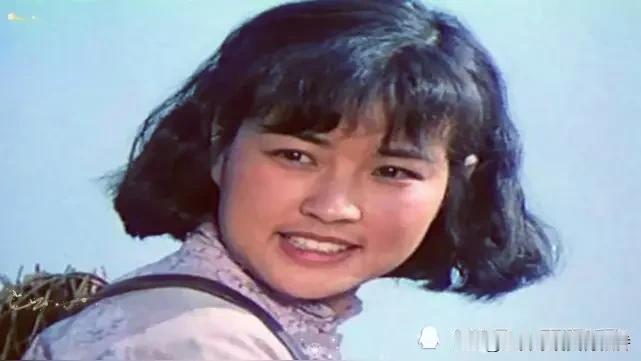 1979年，北京电影制片厂摄制了一部战斗故事片《小花》，刘晓庆与陈冲在片中分别饰