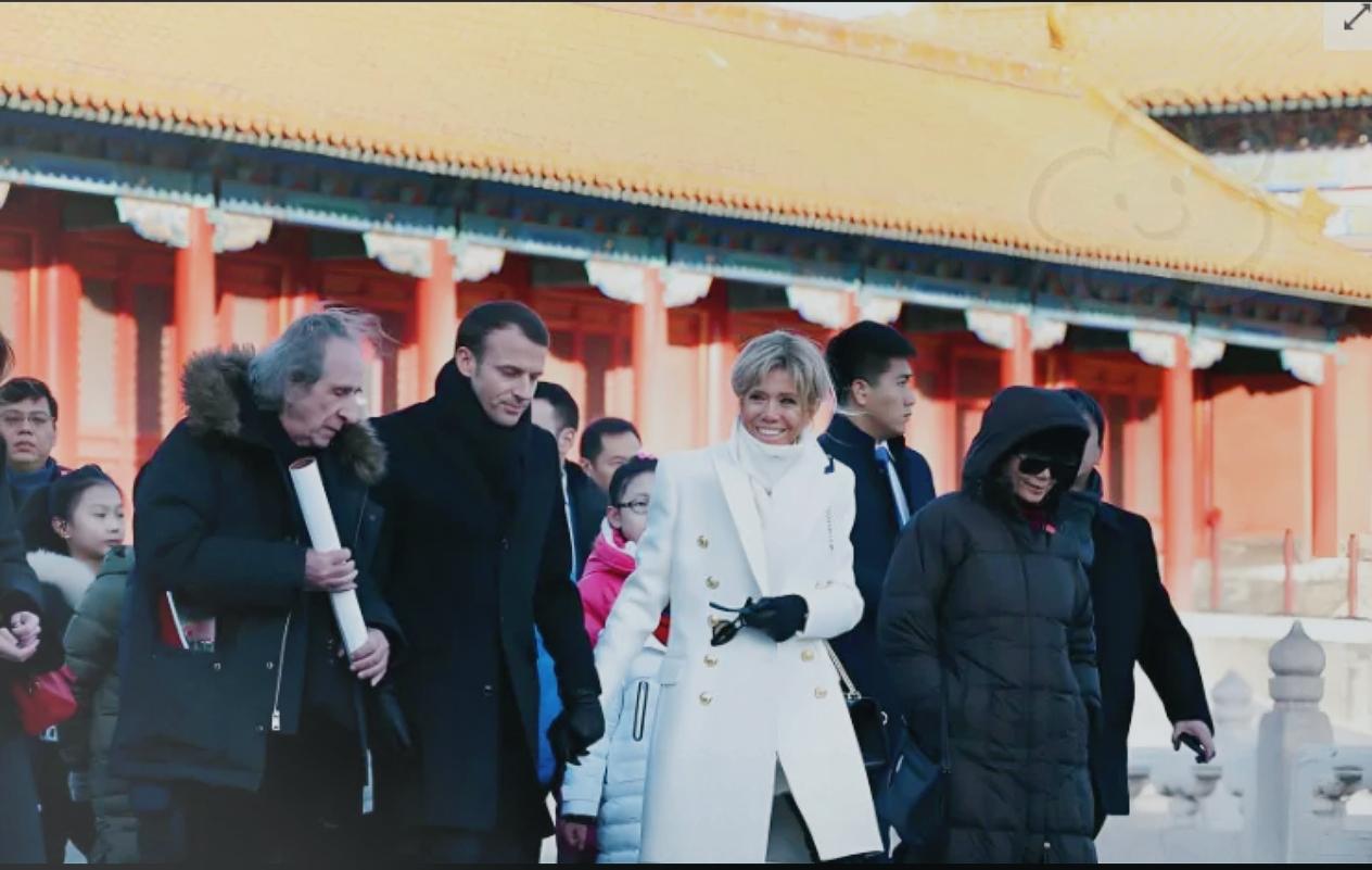 马克龙游览乾隆花园修正版马克龙到访北京游览乾隆花园，这场活动表面是文化交流