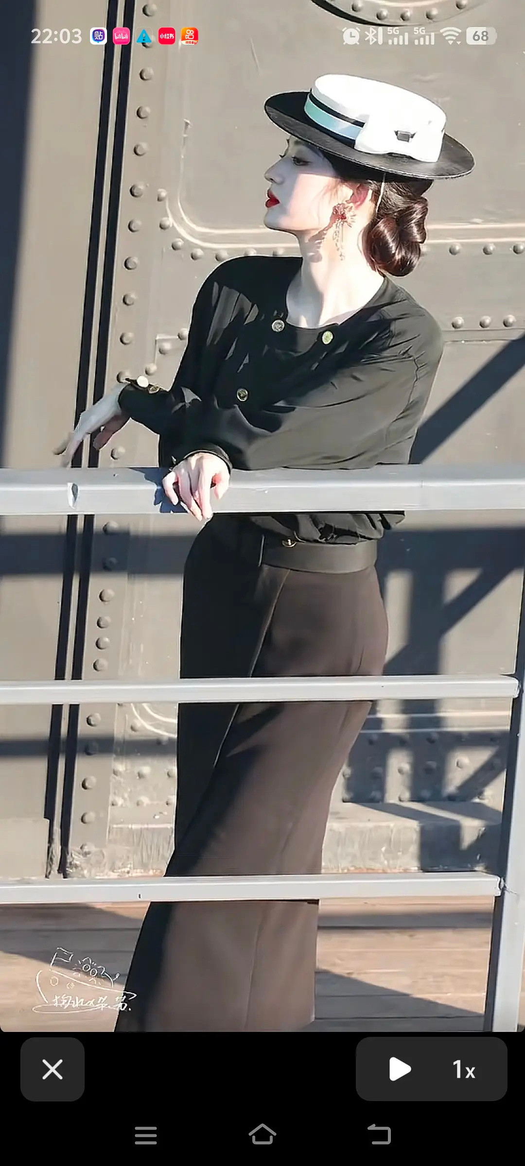 王楚然是新生代演员里面少数不骨瘦如柴的女演员，张凌赫跟她一起都显的瘦弱