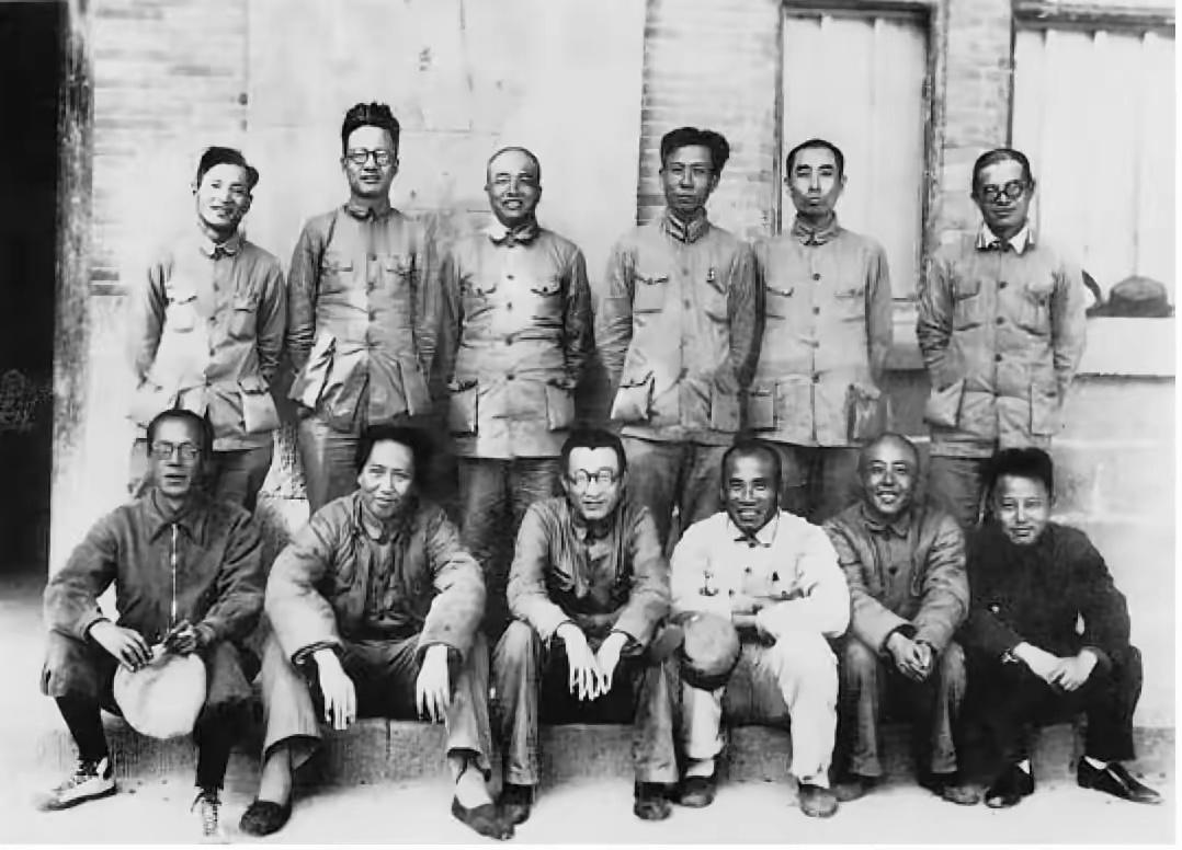 这是长征结束后不久，主要领导们聚在一起的合影，坐在毛委员和朱老总中间的是王稼祥。