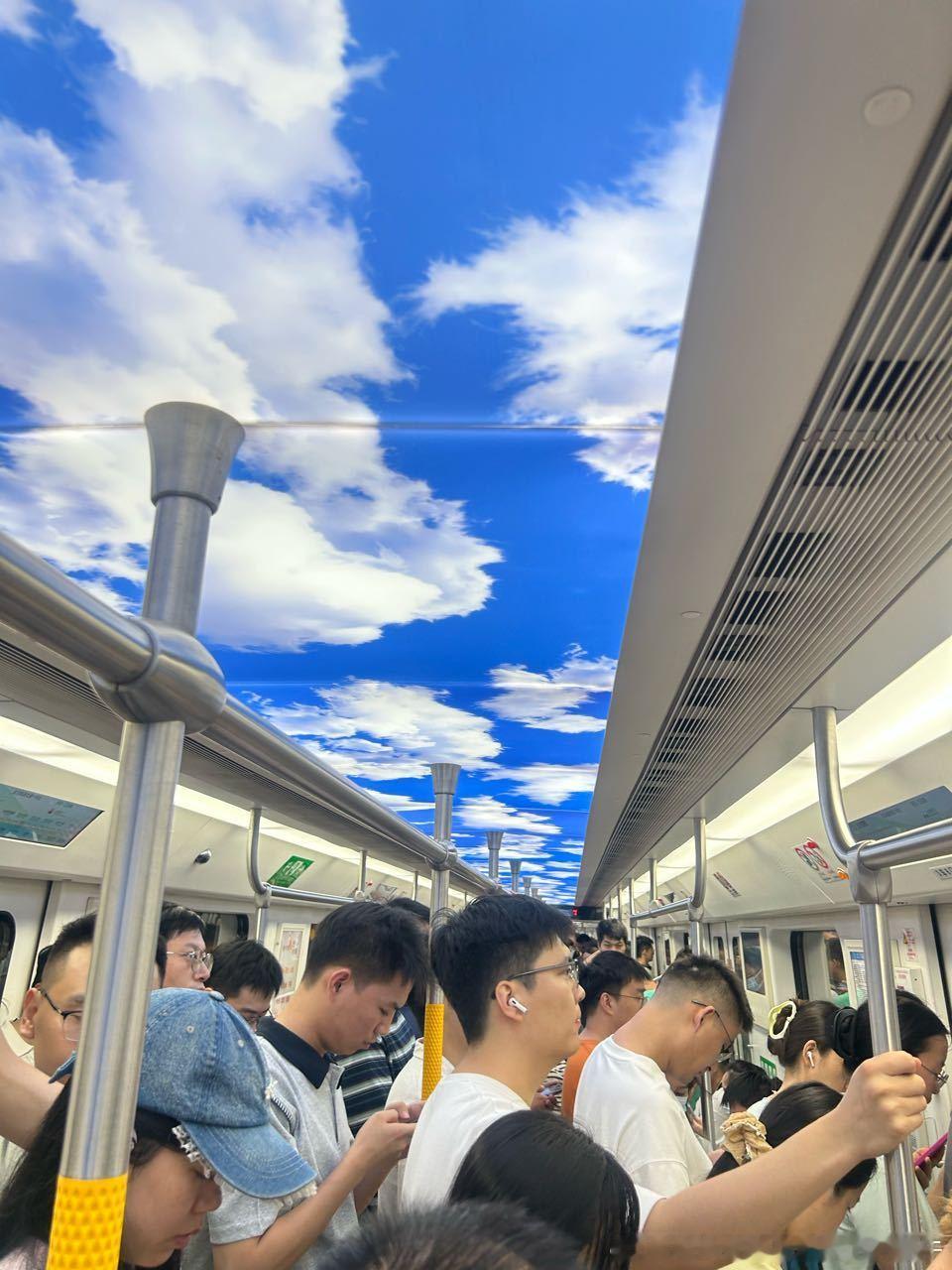 武汉地铁网友：2026.7.27，周一，18:45，武汉11号线光谷生物园-光