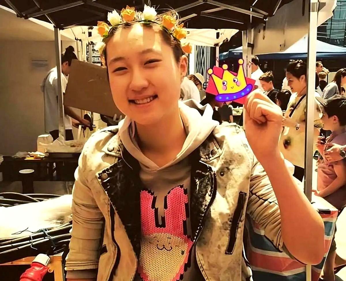 吴卓林在旺角夜市卖自制T恤,被问起父亲成龙只怼“要赚钱吃饭”,头都不抬地整理货。