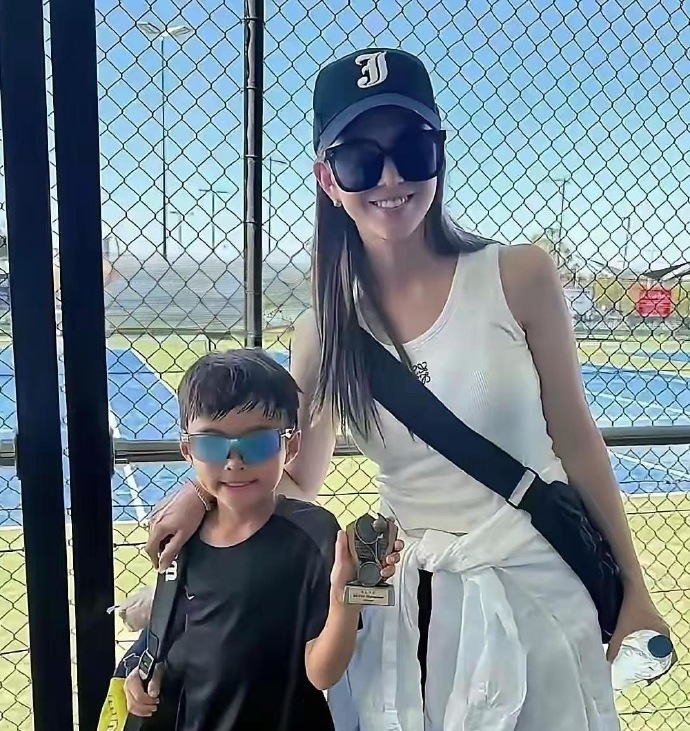 昆凌和8岁儿子的合照！小子超帅眉眼跟周杰伦简太像咯​​​