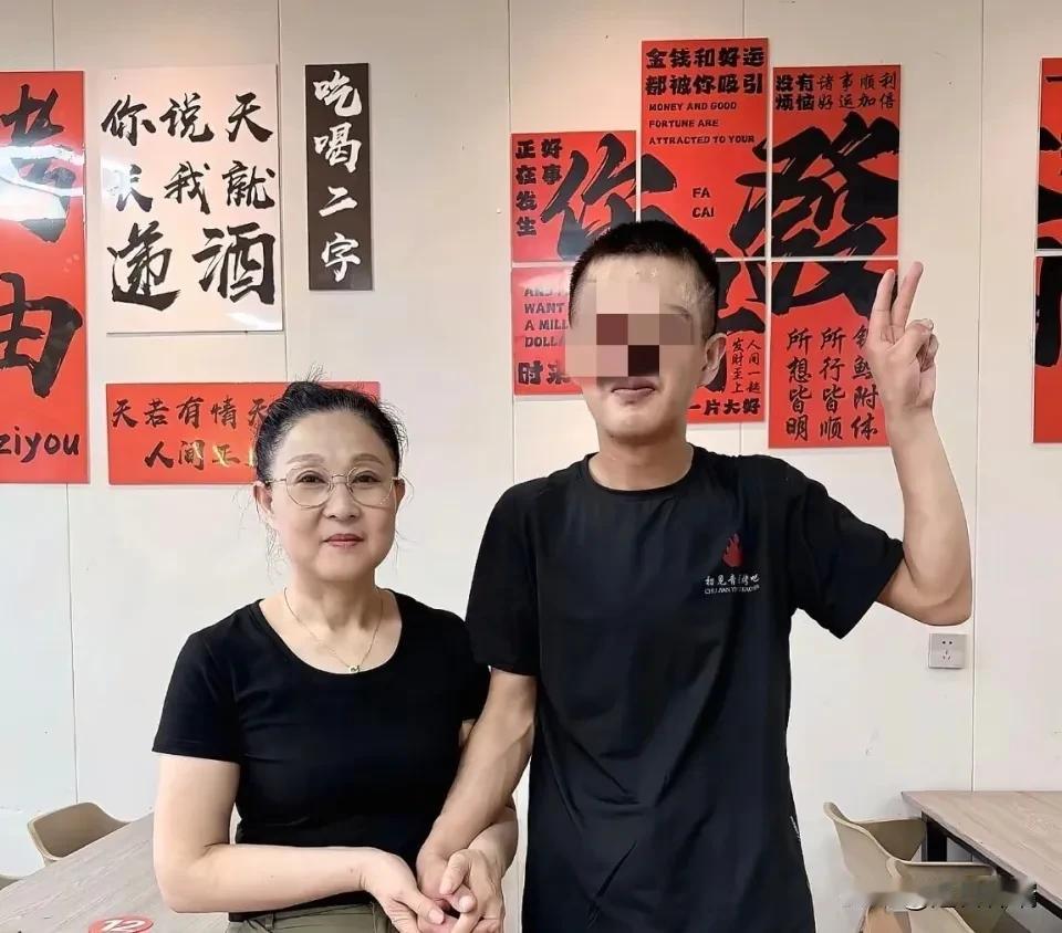 湖北枣阳一烧烤店老板娘接纳流浪智力障碍小伙，一顿顿热饭，换来一声“妈妈”！6年