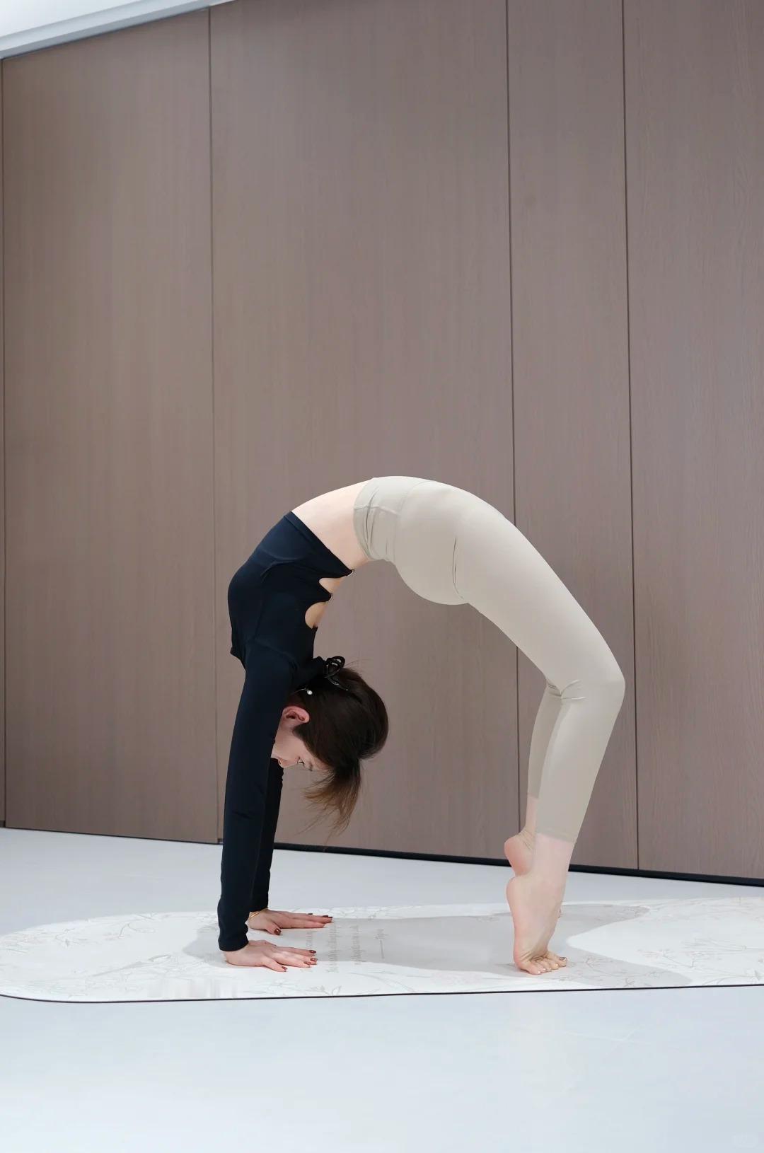 从简单的猫牛式开始，跟着呼吸舒展脊柱，感受肩颈的紧绷慢慢消散。每一个体式都不追求