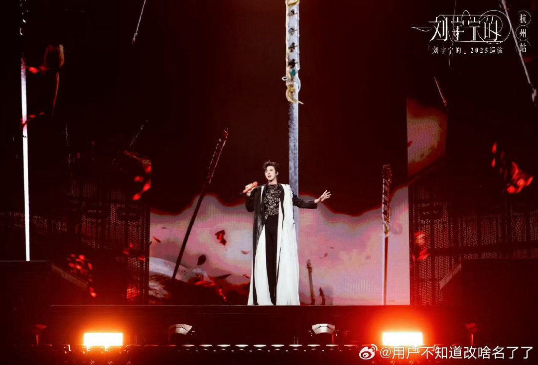 刘宇宁的阿贝贝上新了新款阿贝贝到手，看他盘得挺熟练。还碎碎念说演唱会可以搞一个