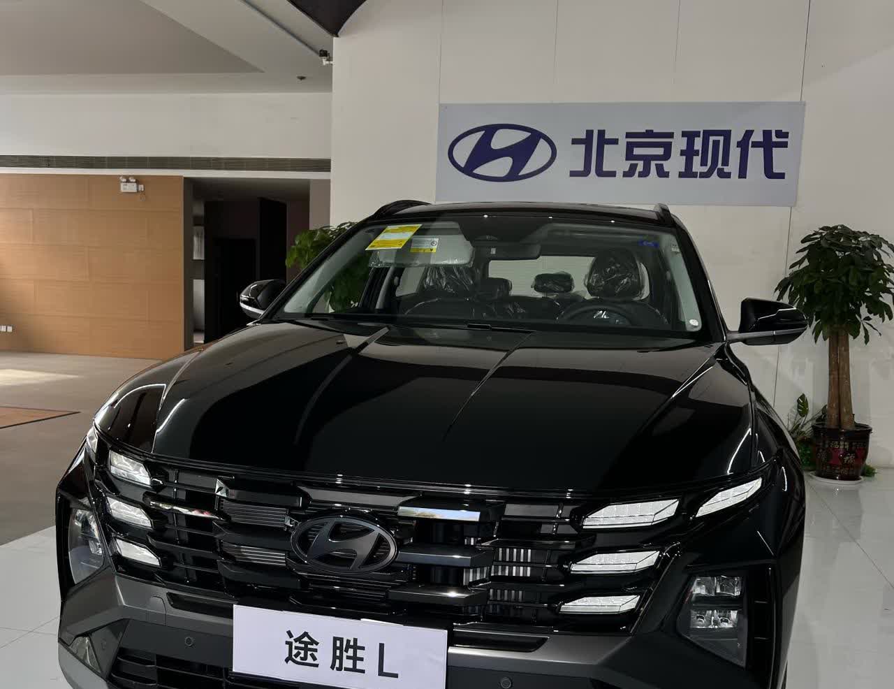现代途胜L是一款均衡的紧凑SUV。1.5T+8AT动力日常够用，实测油耗7.5-
