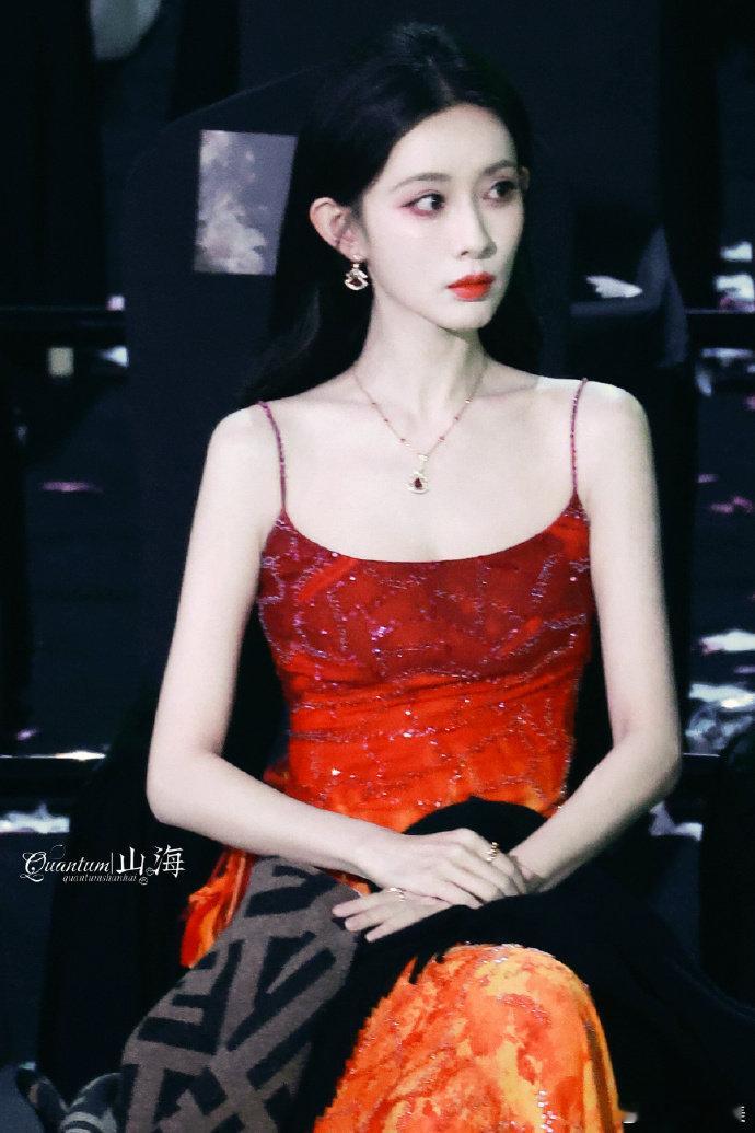 孟子义一摔摔出五个热心肠孟子义在星光大赏拍摄星光熠熠的内场照片美哒哒