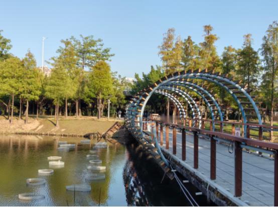 中兴通讯有点骨气了！ 根据中兴通讯紧急公告：近期，中兴通讯因涉及美国《反海外