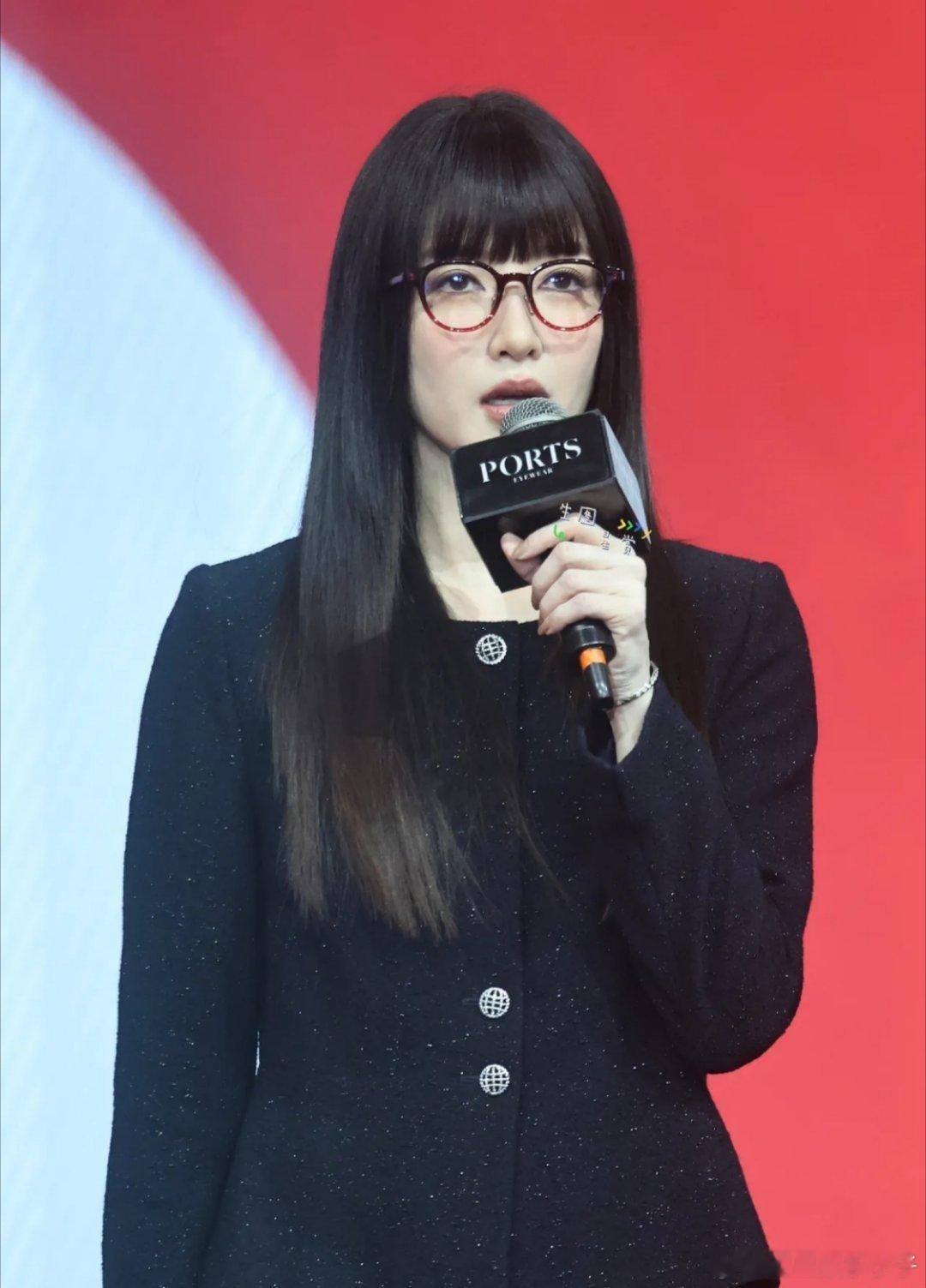 江疏影这个新造型，换个人似的，我差点没认出。齐刘海黑框眼镜，感觉风格瞬间拉回麻辣