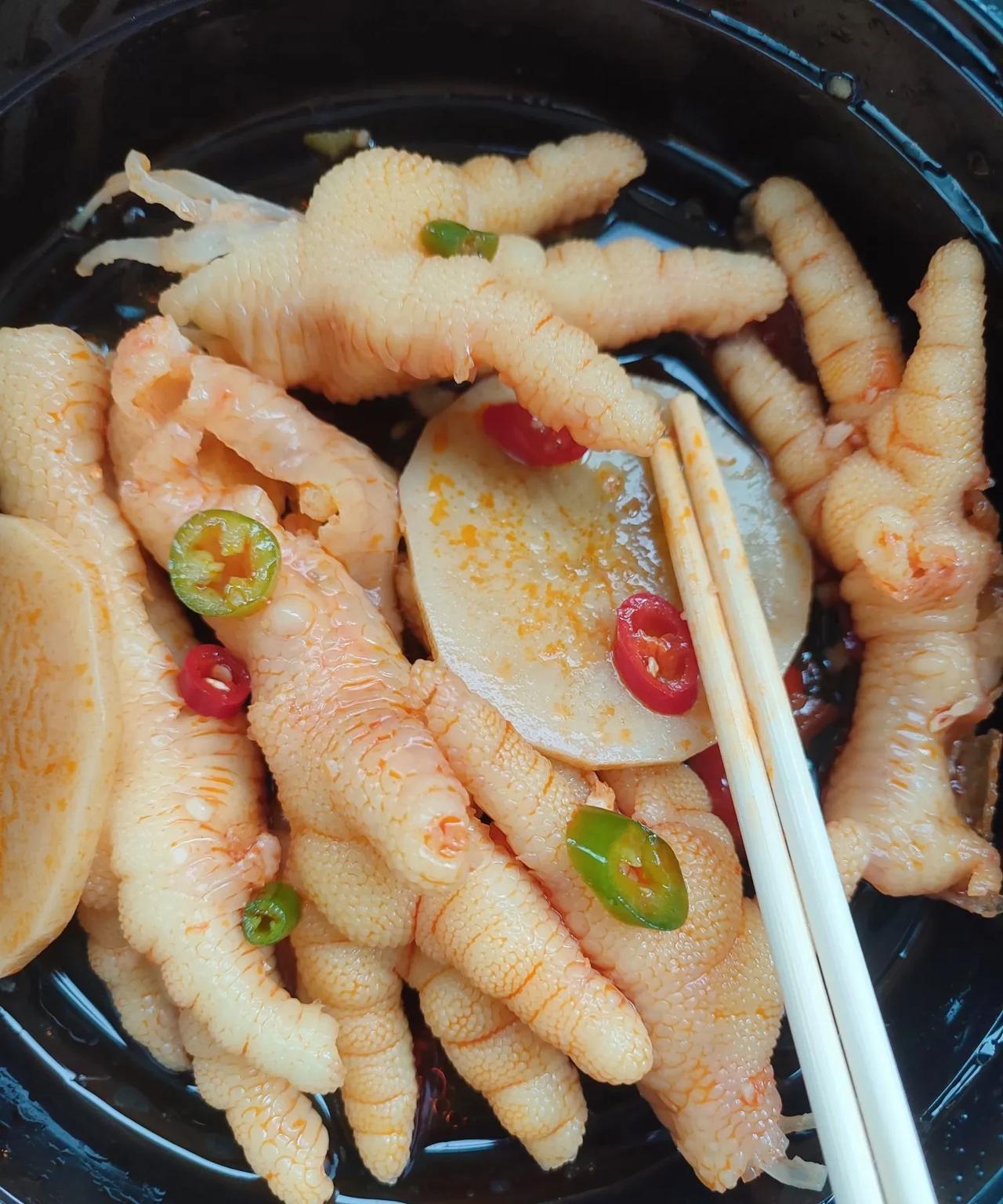 人老了会越来越馋吗？刚刚突然想吃无骨鸡爪了，于是毫不犹豫的点了外卖，二十分钟就