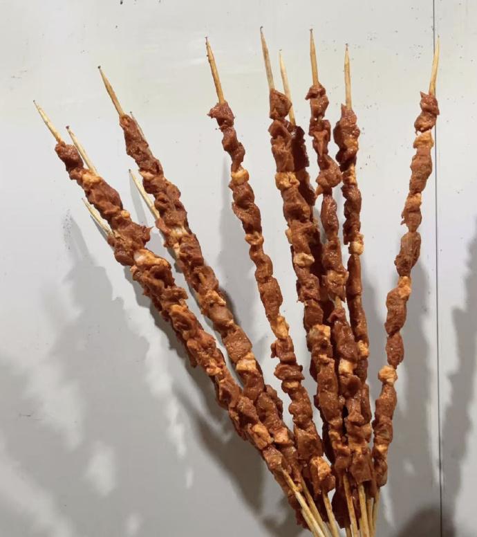 这种一米长的大肉串你还敢吃吗现在夜市、景区里的一米大肉串真的很火热，长长的一