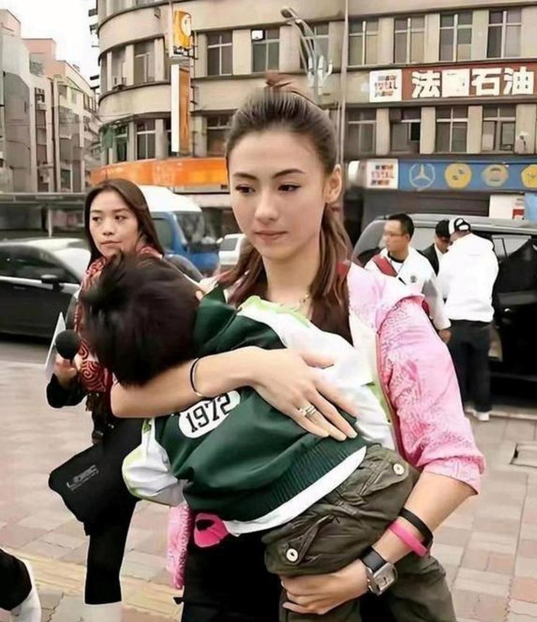 张柏芝护了八年的小儿子，还是被拽进了舆论场。2018年张礼承出生，出生证父亲栏空白，随母姓。谢霆锋声