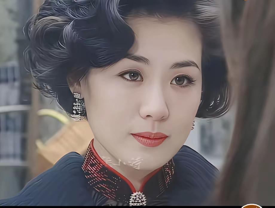 丛珊太美了这套民国妆造太适合她了在所有剧里的造型这套无疑是最适合她的既
