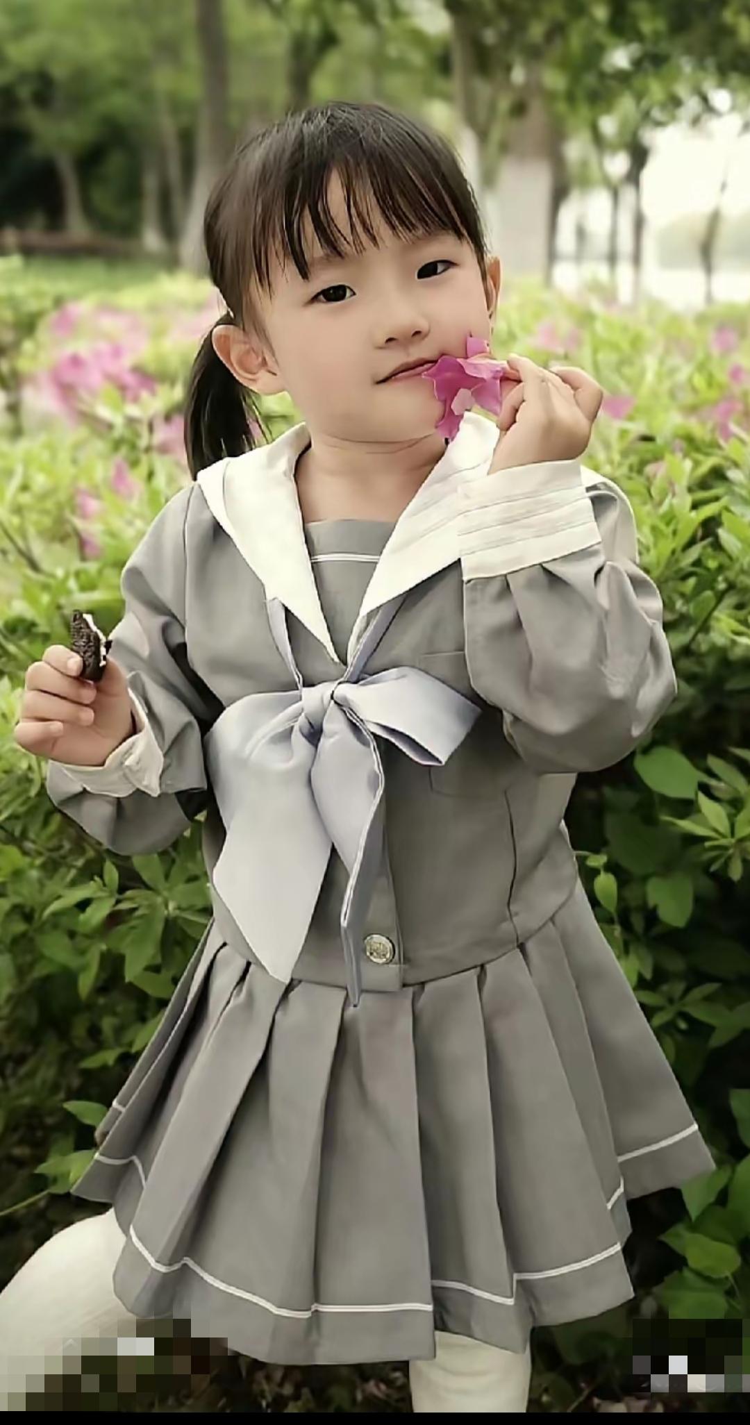 三岁的闪闪越长越可爱，真是应了那句古话：“有苗不愁长”！虽然黄一鸣现在饱受争议，