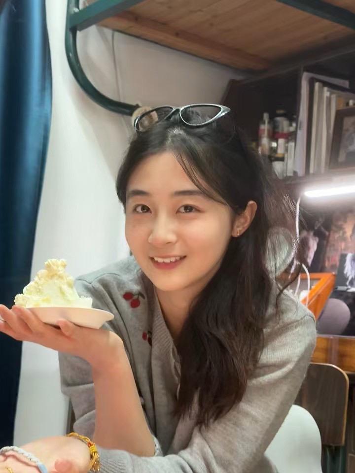 最后 她想大声的讲述这一年的旅程。这一年，在很多很多爱的包围下学会了首先要爱自己