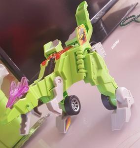 可可托海滑雪场，一名雪友被雪豹袭击后，被众人从雪地搀扶出来。监控里那只雪豹在停