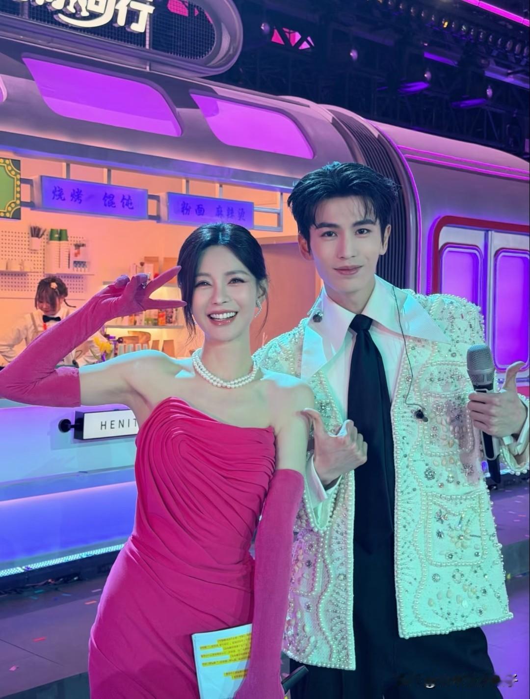 左边是沈梦辰，1989年出生，身高171cm。右边是张凌赫，1997年出生，身