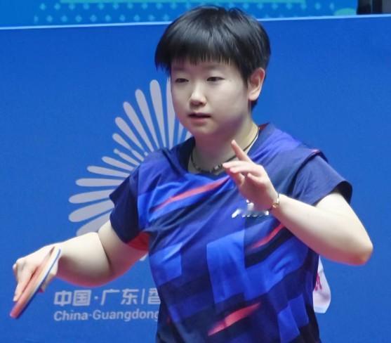 有网友脑洞大开，说孙颖莎虽然受伤了不能上场打，但是她可以待在家开个直播，给球迷解