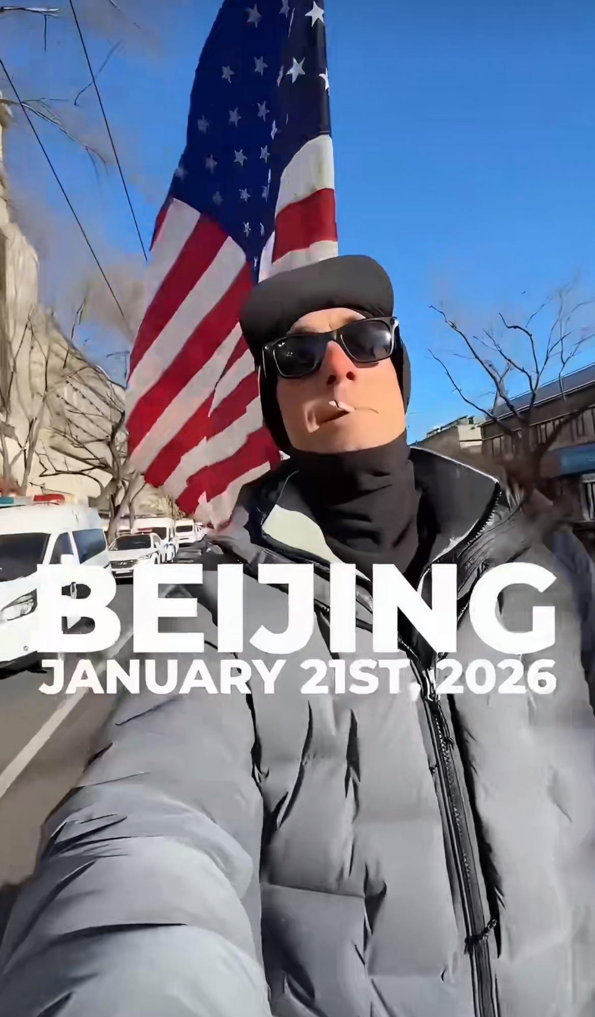 美国博主在北京骑行，车上悬挂美国国旗大摇大摆，边骑行还边抽烟，搭讪路人被路人骂“