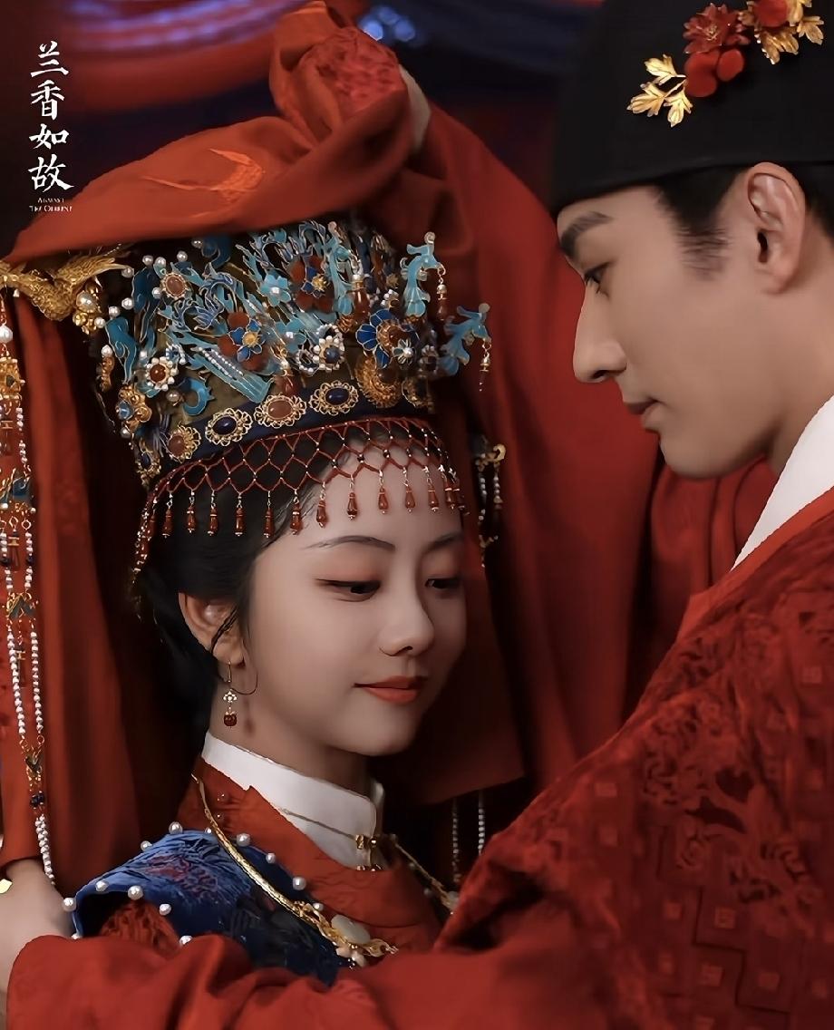 许兰香作为丫鬟，居然可以嫁高门。她结婚这里，婚冠上左右都有两只金凤凰，两边都是